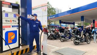 Bảng giá xăng dầu trưa nay ngày 11/5: Dầu diesel giảm ‘cắm đầu’, xăng RON 95 ‘rẻ như nước’, giá lăn bánh VinFast VF 5