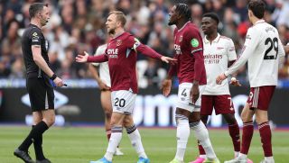 Arsenal thắng nghẹt thở, CĐV bị ném xuống cầu thang ở sân London Stadium