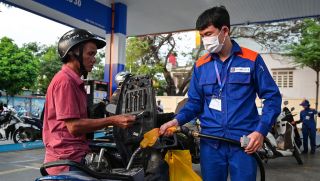 Giá xăng dầu trưa nay ngày 12/5: Dầu diesel, xăng RON 92 và RON 95 ‘đua’ nhau giảm sâu, giá lăn bánh Hyundai Tucson rẻ