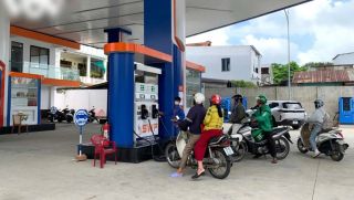 Giá xăng dầu hôm nay 12/5 đổi chiều, RON 95 giữ mốc cao, dầu diesel mạnh giảm sau kỳ điều hành