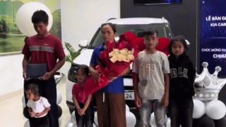 Gia đình ăn mặc giản dị đi nhận ô tô 700 triệu đồng làm nghề gì? Câu chuyện phía sau được ngưỡng mộ