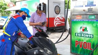 Xe còn xăng RON 95, có cần xả sạch bình trước khi chuyển sang xăng E10?