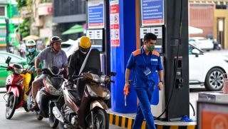 Giá xăng dầu hôm nay 25/5: Dầu diesel mất hơn 16.000 đồng, xăng RON 95 ‘rơi’ 8.300 đồng/lít, giá lăn bánh VinFast VF 6