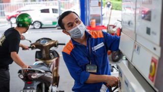 Giá xăng dầu chiều 27/5: RON 92 và RON 95 ‘bán như biếu’, dầu diesel sụt hơn 16.000 đồng/lít, giá lăn bánh VinFast VF 9