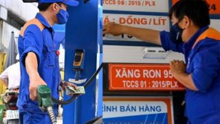 Giá xăng dầu hôm nay 1/6: Xăng E10 rẻ hơn gần 500 đồng/lít, xăng RON95 chính thức xóa sổ
