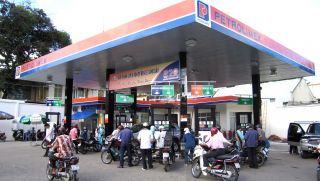 Giá xăng dầu trưa nay 31/5: RON 92 áp sát mốc 20.000 đồng/lít, RON 95 sắp chạm ‘đáy’ mới, giá lăn bánh Mazda CX-5 hời