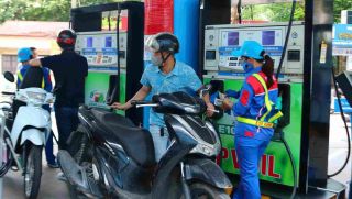 Bảng giá xăng dầu sáng nay 2/6: E10 RON95 giảm 'kịch sàn', giá đầy bình Honda SH, Air Blade, Vision cực rẻ
