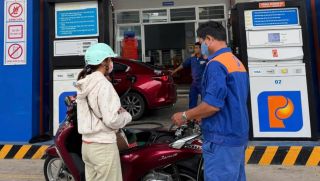 Giá xăng dầu chiều nay 2/6: RON 92 rẻ nhất khu vực, E10 RON 95 lùi về sát ‘đáy’ mới, giá lăn bánh Toyota Fortuner