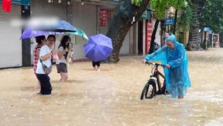 Mưa lớn xuất hiện tại Bắc Bộ, dự báo thời tiết Hà Nội 10 ngày tới có hiện tượng đan xen lạ thường 