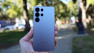 Đây là chiếc Flagship toàn diện, bảo mật cao, thời lượng pin chỉ đứng sau iPhone 17 Pro Max