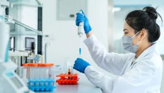 Loại vaccine đầu tiên do AI tạo ra có gì đặc biệt mà được kỳ vọng ngăn đại dịch tương lai?