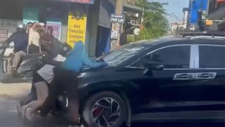 Nguyên nhân 3 người phụ nữ bám nắp capo ô tô đang chạy ở Hà Nội, hiện trường hé lộ chi tiết lạ