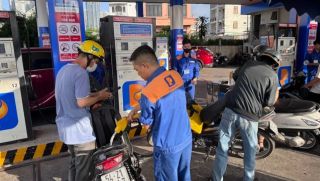 Giá xăng dầu chiều nay 15/6: E10 và RON 92 ‘thủng đáy’, dầu diesel giảm gần 19.000 đồng/lít, giá lăn bánh Hyundai Tucson