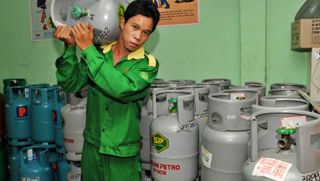 Giá gas hôm nay 16/6 đứng im, bình 12kg tại Hà Nội và TP.HCM niêm yết bao nhiêu sau tín hiệu ở eo biển Hormuz?