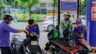 Giá xăng dầu hôm nay trưa 17/6: RON 92 và E10 giảm hơn 8.700 – 9.300 đồng/lít, Hyundai Elantra lăn bánh cực rẻ
