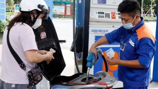 Giá xăng dầu chiều 18/6: RON 92 và E10 đã về mốc 20.000 đồng/lít, dầu diesel giảm hơn 21.000 đồng, Kia K3 lăn bánh rẻ