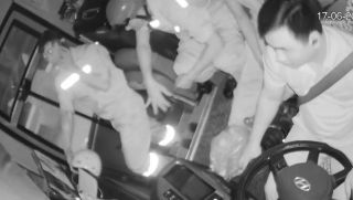 Camera ghi lại diễn biến vụ 2 công nhân xin đi nhờ rồi hành hung nhân viên xe khách, Công an vào cuộc làm rõ