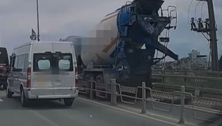 Clip ghi lại cảnh xe trộn bê tông đi vào làn xe máy khiến 1 người tử vong ở cầu Nhật Tân, Hà Nội