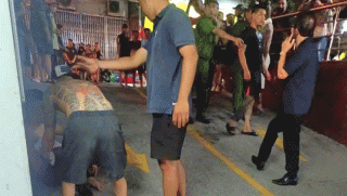 Cảnh tượng người đàn ông máu đầm đìa ngồi gục ở giữa đường sau khi bị hai người truy cùng đuổi tận