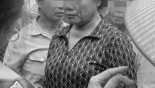 Rộ clip 1 người phụ nữ bị xịt vòi nước cao áp thẳng vào mắt vì cãi vã gữa chợ, thực hư ra sao?