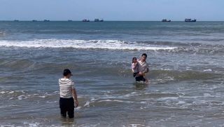 Quảng Trị: Nam sinh lớp 12 bỏ dở bữa cơm, lao từ nhà hàng ra biển cứu sống 2 anh em khỏi tay tử thần