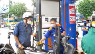 Giá xăng dầu chiều nay 23/6: RON 92 'phá đáy', E10 tụt hơn 10.000 đồng/lít, giá Toyota Corolla Cross lăn bánh bao nhiêu?