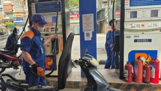 Giá xăng dầu trưa nay 24/6: E10 và RON 92 đều ‘phá đáy’, dầu diesel giảm hơn 21.000 đồng/lít, giá lăn bánh VinFast VF 6
