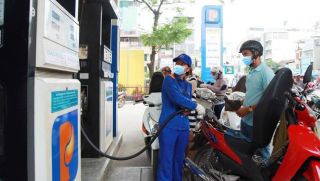 Giá xăng dầu trưa 25/6: RON 92 giảm mạnh gần 10.000 đồng/lít, E10 chính thức ‘thủng đáy’, giá lăn bánh Hyundai Grand i10