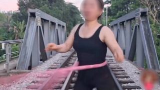 Danh tính người phụ nữ thản nhiên lắc vòng giữa đường ray tàu hỏa vừa bị xử phạt