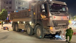 Diễn biến vụ xe máy cuốn vào gầm ô tô tải ở Hà Nội khiến một người tử vong, hiện trường đau lòng!