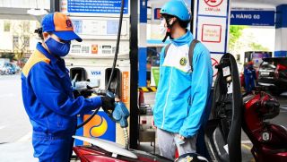 Giá xăng dầu chiều 26/6: E10 giảm hơn 11.000 đồng/lít, RON 92 ‘vừa bán vừa cho’, giá lăn bánh Toyota Veloz Cross ra sao?