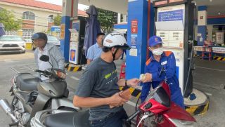 Giá xăng dầu trưa nay 26/6: Liên tiếp ‘phá đáy’, E10 và RON 92 về sát mức 19.000 đồng/lít, giá lăn bánh VinFast VF 7