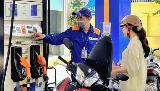Giá xăng dầu chiều 28/6: E10 ‘xuyên phá’ mức ‘đáy’ mới, RON 92 giảm gần 11.000 đồng/lít, bảng giá lăn bánh VinFast VF 8
