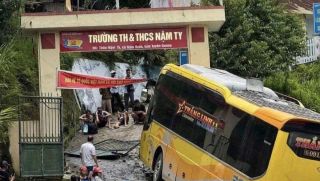 Hiện trường xe khách mất phanh tông cổng trường học ở Tuyên Quang, nguyên nhân ban đầu được hé lộ