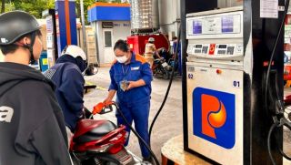 Giá xăng dầu hôm nay 2/7: E10 và RON 92 vẫn ‘rẻ như cho’, dầu diesel giảm gần 23.000 đồng/lít, giá lăn bánh VinFast VF 5