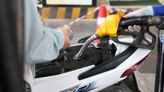Giá xăng dầu chiều nay 9/7: Xăng E10 RON95 và E5 RON92 tiếp tục ‘phá đáy’ xuống mức rẻ kỷ lục, nguyên nhân do đâu?