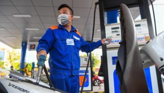 Giá xăng dầu trưa 9/7: Đồng loạt giảm sâu, cả RON 92, E10 và dầu diesel đều ‘rẻ như rau’, bảng giá lăn bánh VinFast VF 9