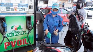 Giá xăng dầu chiều 10/7: E10 và RON 92 đồng loạt giảm hơn 10.000 đồng, dầu diesel tăng, giá lăn bánh Honda CR-V ra sao?