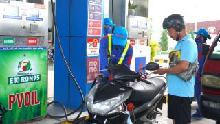 Giá xăng dầu chiều nay 12/7: E10 và RON 92 ‘rơi tự do’, dầu diesel giảm 23.000 đồng/lít, giá lăn bánh VinFast VF 5 'mềm'