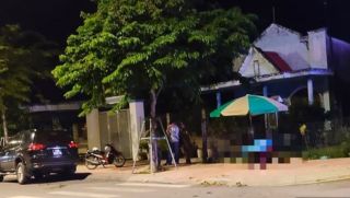 Công nhân gom rác tá hỏa phát hiện thi thể bé gái 2 tháng tuổi giấu trong túi xách ven đường