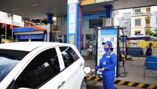 Giá xăng dầu chiều 15/7: Dầu diesel giảm 23.000 đồng/lít, E10 và RON 92 về mức ‘rẻ như cho’, giá lăn bánh VinFast VF 6