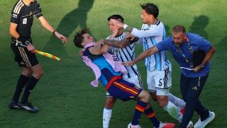Cầu thủ Argentina lao vào ẩu đả sau chung kết World Cup, riêng Messi có hành động khiến CĐV nghẹn lòng