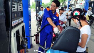 Giá xăng dầu chiều 21/7: Dầu diesel giảm ‘mất phanh’ 21.400 đồng, E10 và RON 92 gần chạm đáy, giá lăn bánh VinFast VF 9