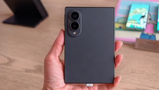 Trên tay Galaxy Z Fold8: Mỏng nhẹ kỷ lục, lột xác với thiết kế 'hộ chiếu' chất lừ!