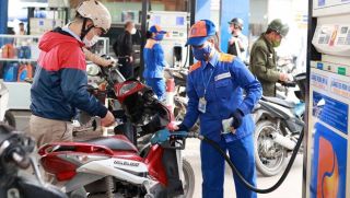 Giá xăng dầu chiều nay 24/7: Dầu diesel ở gần đáy, xăng RON 92 và E10 tụt gần 10.000 đồng/lít, giá lăn bánh Toyota Vios