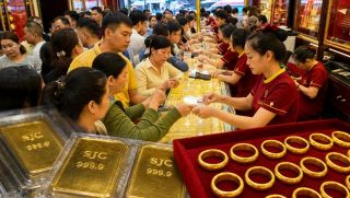Cập nhật giá vàng hôm nay ngày 25/7 tăng phi mã: Bất ngờ với tình hình mua - bán vàng, tiệm vàng giới hạn số lượng
