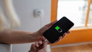 Sạc nhanh có làm hỏng pin smartphone? Sự thật đằng sau nỗi sợ của người dùng mỗi lần cắm sạc