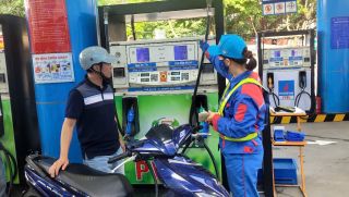Giá xăng dầu chiều nay 27/7: Xăng E10 giảm 9.985 đồng/lít, RON 92 sắp về lại đáy, bảng giá lăn bánh Hyundai Grand i10