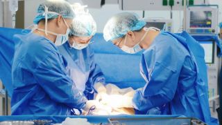 Ca phẫu thuật 'kép' cứu sản phụ mang khối u xơ tử cung lên tới 10 cm tại đảo Ngọc