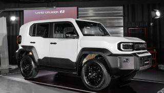Toyota Land Cruiser FJ giá 1,198 tỷ đồng: Có đáng mua hơn Fortuner cho người mê off-road?